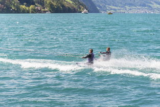 九游sports-“快艇冲浪：东三叉湖赛场极速角逐，掀起水上运动的新浪潮”